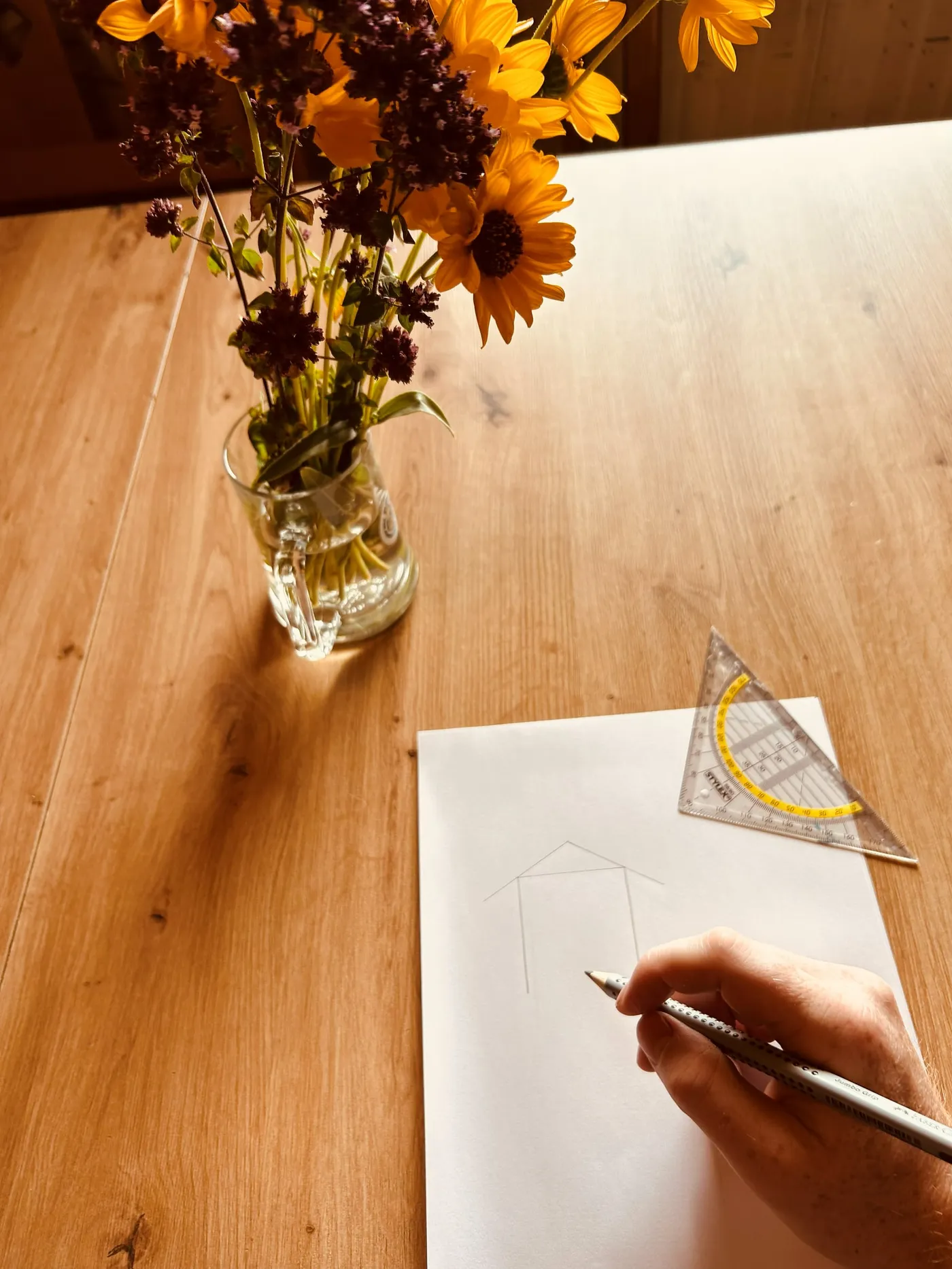Skizze am Tisch: die ersten Linien der Scheune entstehen. Ja, es wird noch per Hand gemalt ;-)